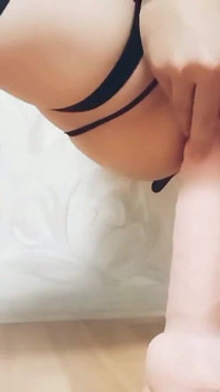 Trap berijdt een dildo vóór de camera