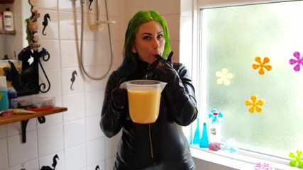 Tattooed Milfy Mama: Wet and Messy Custard Catsuit