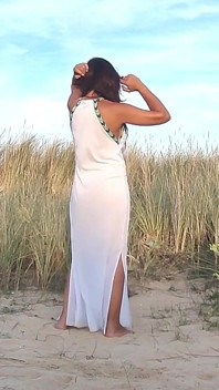 Tanzen mit meinem nassen kleid an einem strand