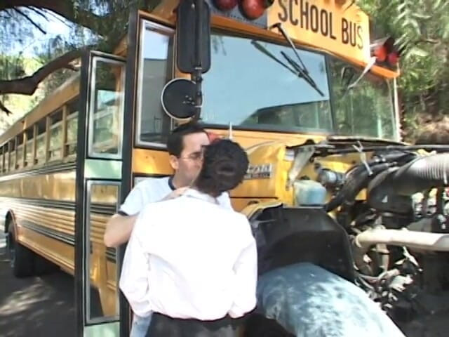 Pound Me Outside: Tocilară futând o șoferiță brunetă țâțoasă de autobuz
