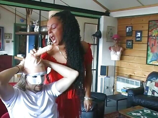 Videos Francaises: Супер грудаста чорношкіра красуня з Франції трахається, як ніколи раніше, з двома членами