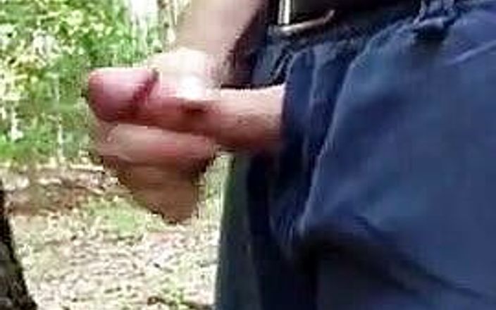 Tjenner: Andando na floresta com meu pau para fora