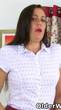 Leia Organa, MILF anglaise, déchire ses collants noirs pour faire de la place à son gode rose