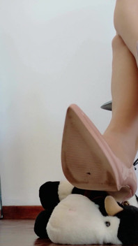 Stilettos'um altındaki zavallı oyuncak