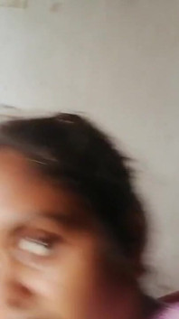Le mostré a la criada un video de sexo y su coño estaba mojado 3