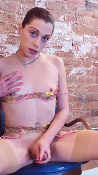 Kitty Kaash vous présente la grosse bite de sa grosse nana