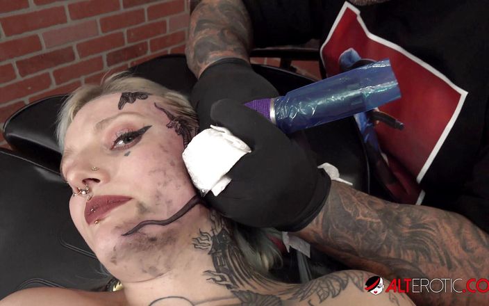 Alt Erotic: River Dawn Ink reçoit 5 tatouages sur le visage et baise...
