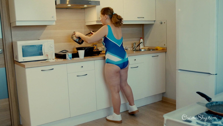 MILF Oxana: Oxana's culinary show - Sweet Oxana