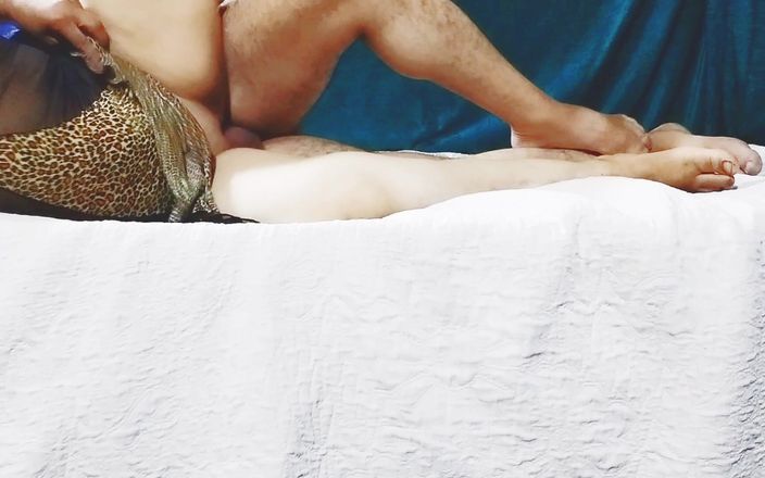 Ahmed and Samah: Cornudo trajo a un amigo para follar a su esposa