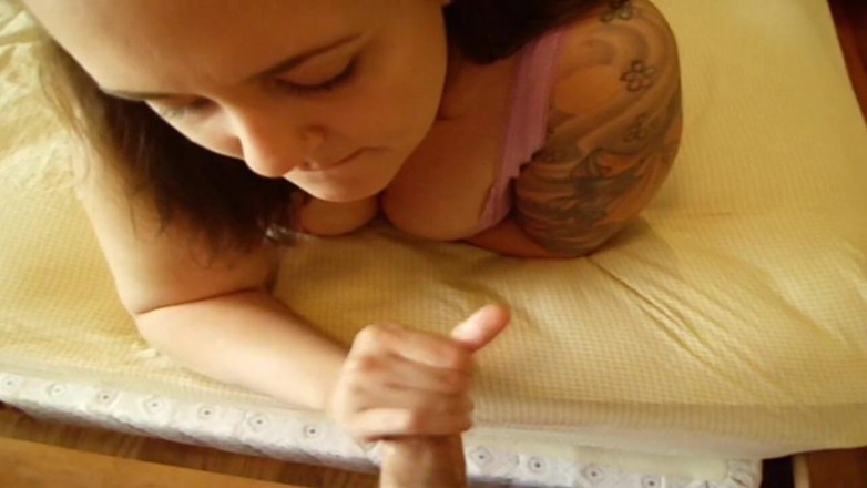 Sexy Amateurz: Morena tatuada masturba polla dura en primer plano