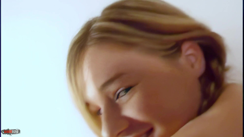 MMM100: Monica-vera: Bela pequena loira Monica Vera tira roupa e fica...