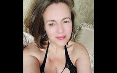 Nikki Nevada: Milfka Nikki masturbuje bez make-upu v pondělí ráno