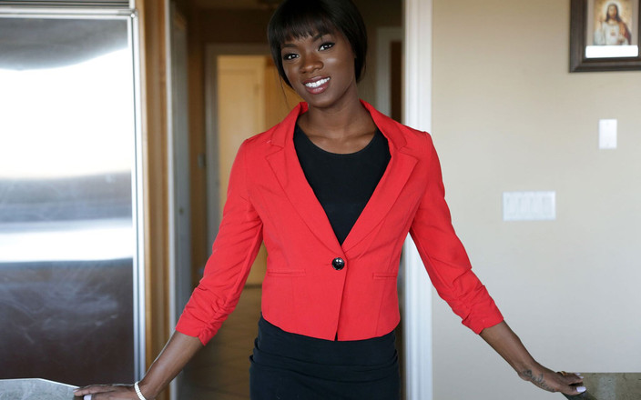 Property sex: Propertysex Vacker lång mörkhyad fastighetsmäklare gör sexvideo med hemköpare