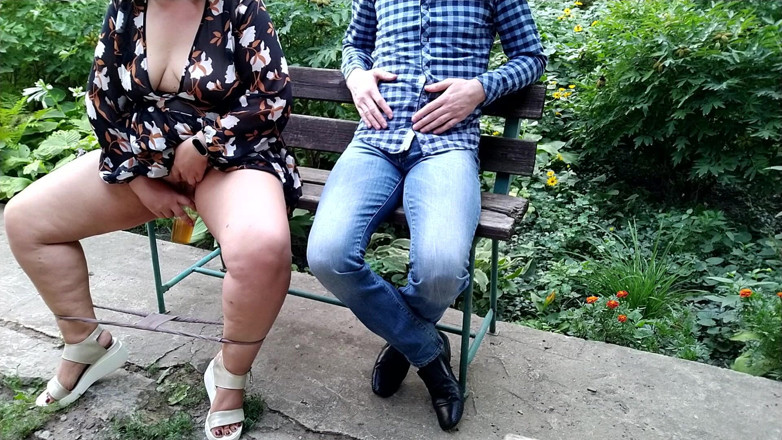 OurFetishLife: Sexy con gambe splendide si piscia in un bicchiere e...