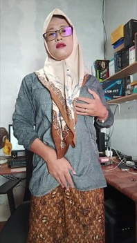 Masturbating Hijab Ladyboy Cums