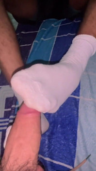 Morena Vergon Le Hace Una Paja a Su Vecina Con Calcetines Blancos Puestos