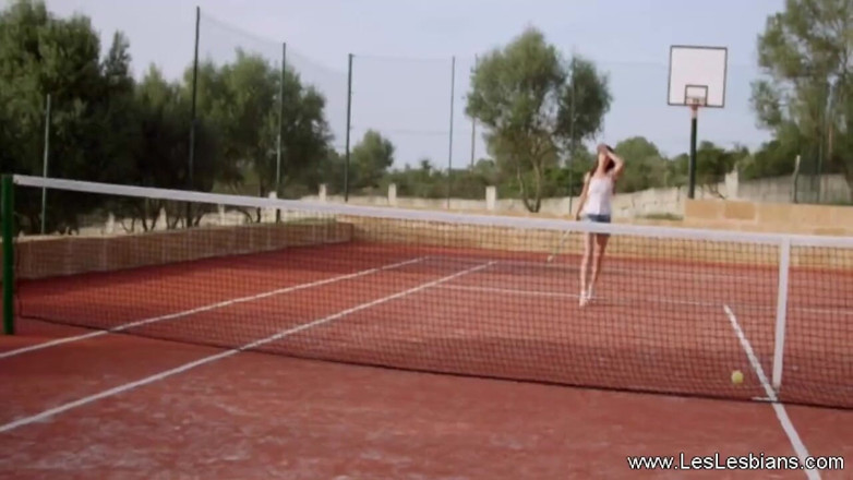 Les Lesbians: Deux bombasses sexy sur Tenis Court