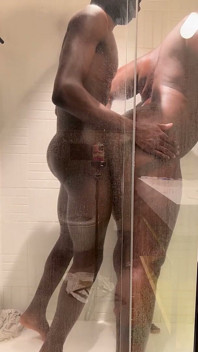 Criado no chuveiro por twink mais velho