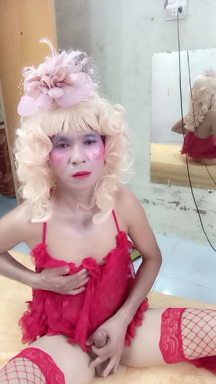 nguyen dang thien tri: Oanh Le Transgender Memakai Pakaian Cadangan Untuk Bermain Dengan Tin...