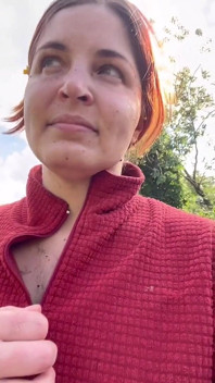 Lamiendo lodo, escupir del camino, caminando con tierra en la cara y tetas