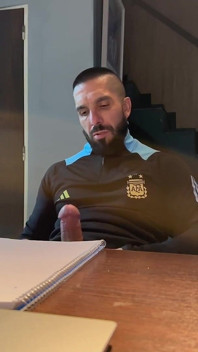 Je jouis et je le lèche directement depuis mon gland