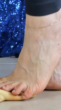 Asmr Crush Barefeet: Piglet