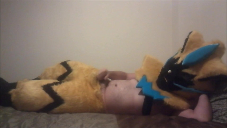 Rokkuman: Cosplay Zeraora runkar av latino chilensk onani sperma