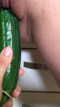 오이를 핥고 콘돔을 끼고 부엌에서 즐기는 음란한 갈색 머리 미녀 Nataly Gold