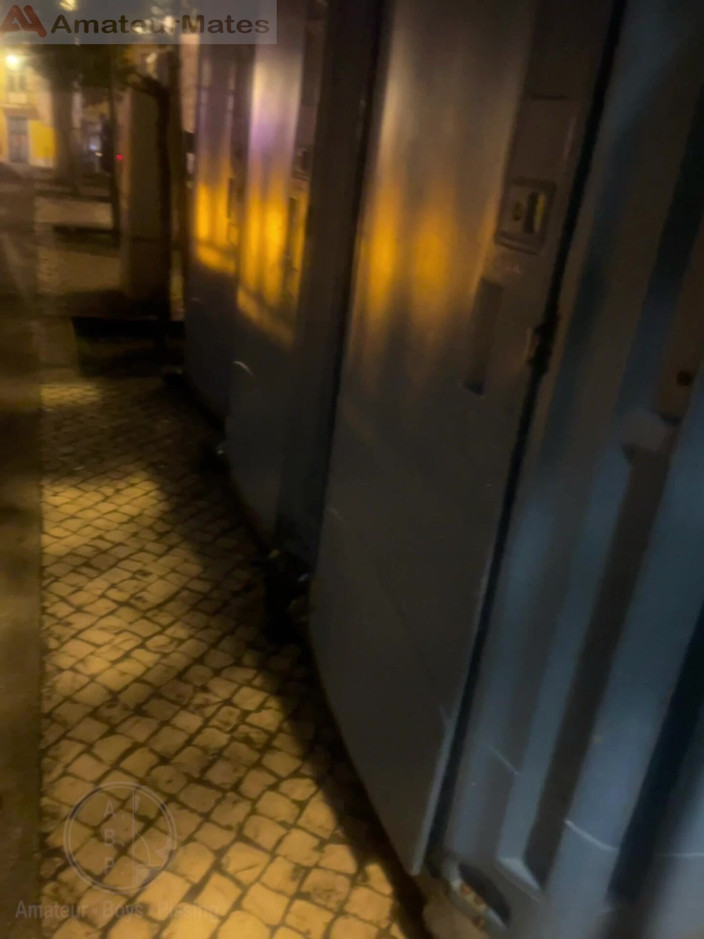 AmateurBoysPissing: Băiatul amator deschide toaletele publice de pe stradă, își prinde prietenul...