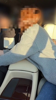 仕事中でも手と口で射精させてくれる美人妻