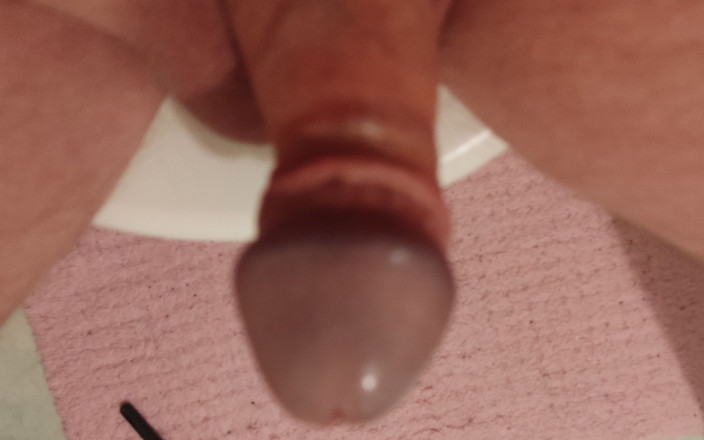 Pellefnatt: 躺在沙发上，给我的小鸡巴撸管，玩弄它并梦到一个湿润的小穴