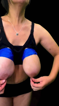 Pezón sujetado rebotando tetas