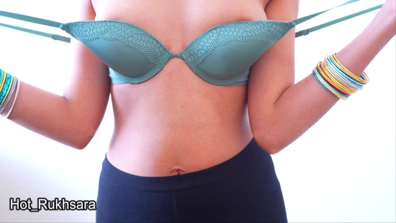 hot_rukhsara: Rukhsara bertetek besar dikongkek dan menjilat pepek yang kuat dengan...
