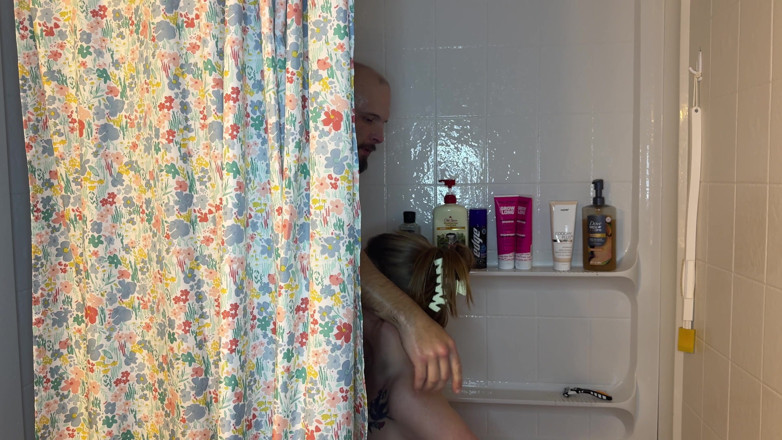 Johndeeperr: Freundin wollte einen creampie, also überraschte sie mich, während ich unter...