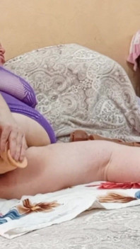 Un'amica si è alzata alla pecorina e si masturba la figa con dei giocattoli