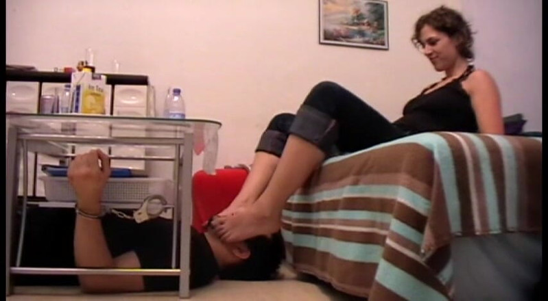 Foot Girls: Hamba kaki di bawah meja