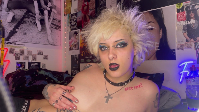 Glitterqueen1999: Fußsklave verehre meine schmutzigen sohlen und lutsche meine zehen!! Fußfetisch-demütigung,...