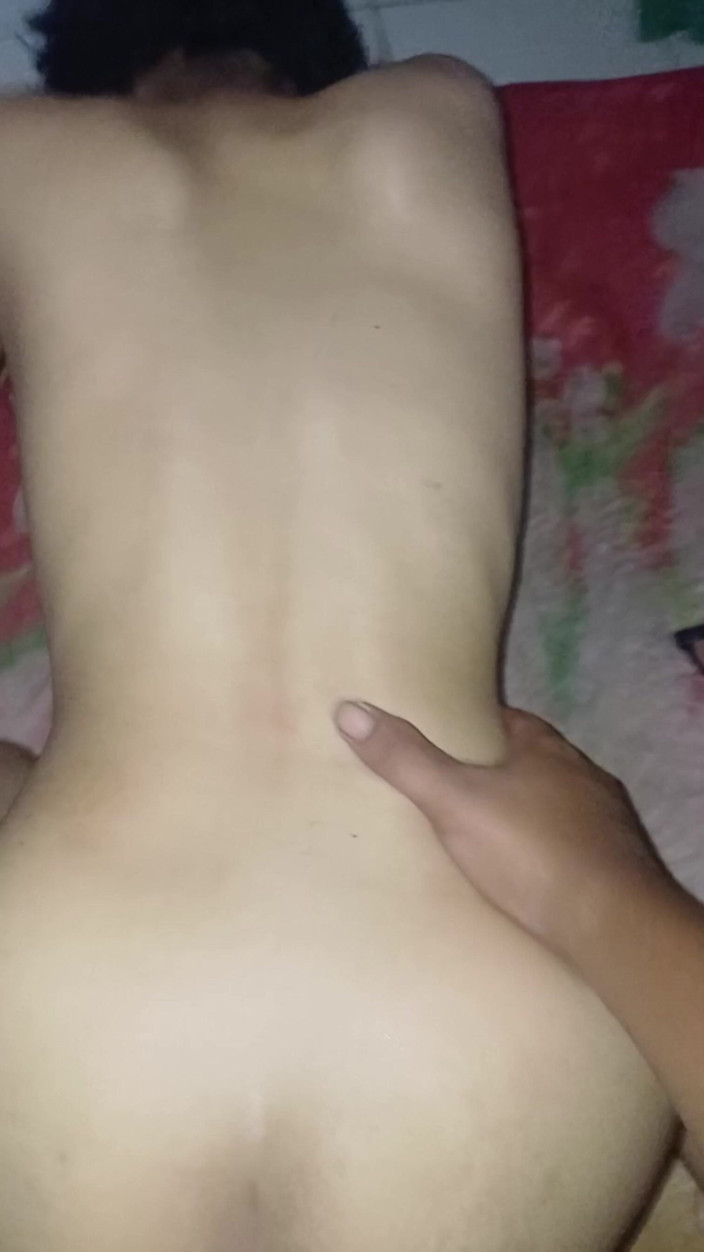 Theresia Nirvana: 임신을 위해 힘든 시간을 보내고 있는 18세 소녀