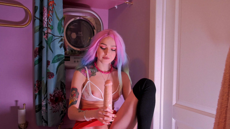 Anna Liisppb: Tự đụ mình trong phòng tắm tại một bữa tiệc