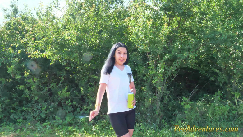 Pee Adventures: Brunetă sexy care încearcă din greu să-și golească vezica urinară afară,...