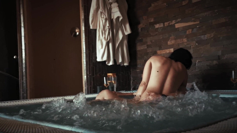 DedeDeville: Bella miLF arrapata scopata da sconosciuto nella jacuzzi vintage amamateur