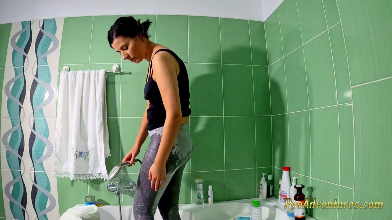 Pee Adventures: Fă pipi în colacul meu în timp ce curăț casa
