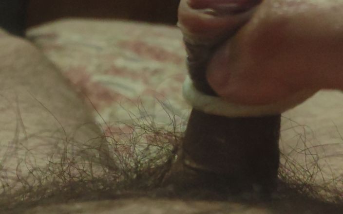 Sofianec85: Handjobs auf dem bett