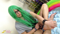 Trans and Cross-Dressers Feet: Transsexuální dívka chčije a drbí vlastní chcanky