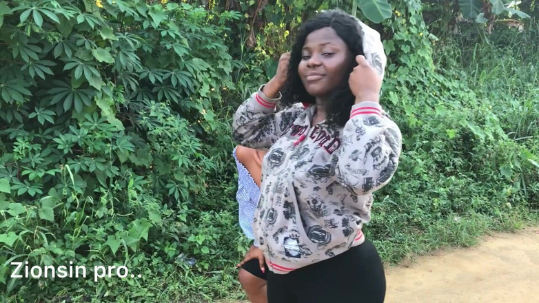 Zion: Afrikanische Lesbische Liebhaberin Spielt Im Freien