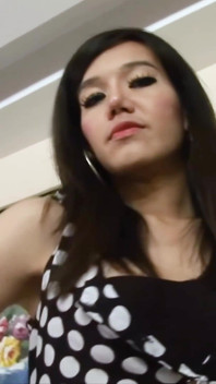 Sexy thajská Ladyboy Ice Horking s pěkným výstřikem