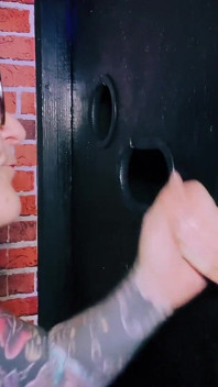 Elizabethhunny adore les gloryholes