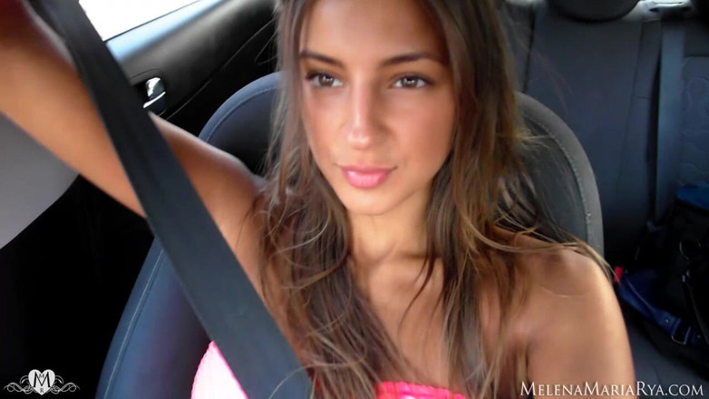 Melena Tara: Sexy im auto