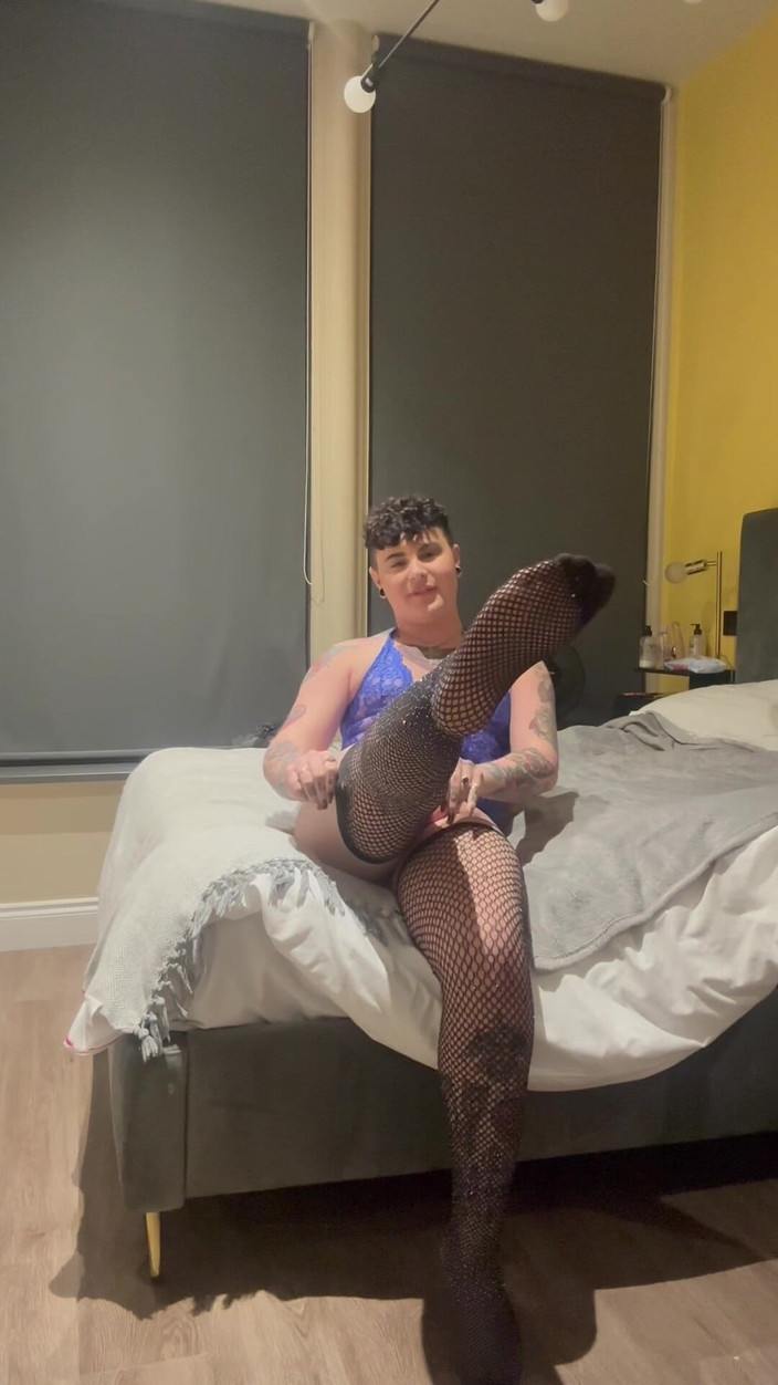 mothplayboy: Femboys se předvádí pro tebe a cums!