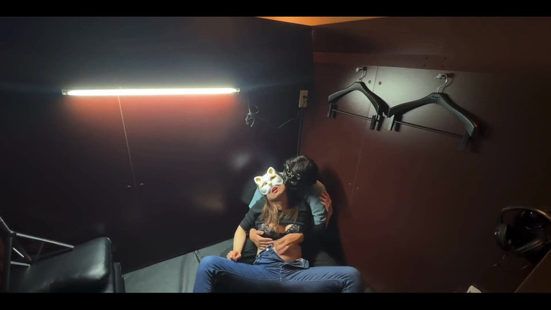 LuuLee0804: 和我老公在漫画咖啡店约会